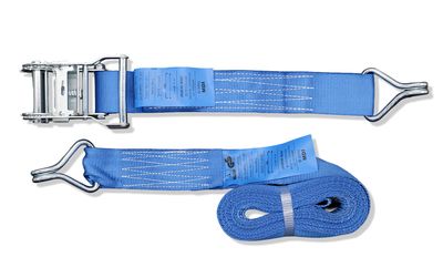 Blue EN12195-2 certified ratchet strap with blue webbing on a wooden pallet